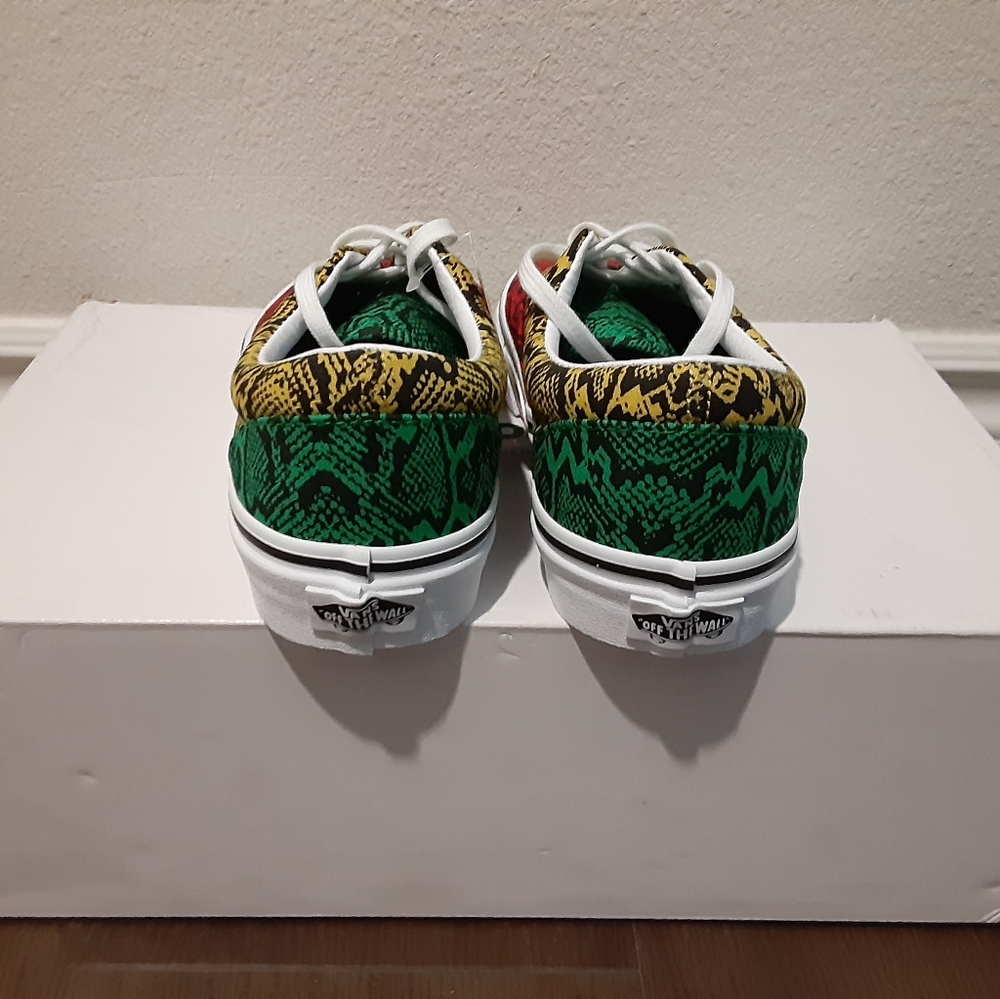 Van's - Picture 2 of 4